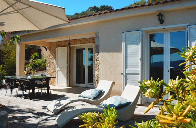 4-star villa in Residence with swimming pool, sea view, 250 m from beaches.