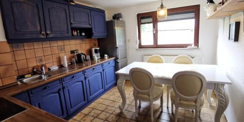 4 Zimmer Ferienwohnung mit privater Küche, Bad und WC, mit Gratis Frühstück, Parkplätze und WiFi