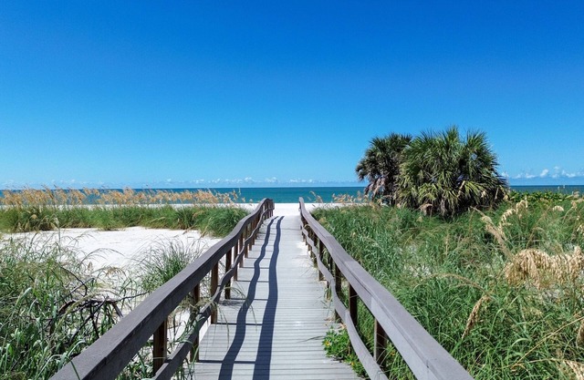 🌴400ft to the BEACH☀Shared/Heated Pool🐬Bungalows #7🌞BBQ Grills🐶Dogs Welcome!