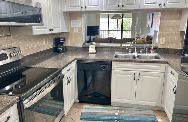 4258 - Beautiful 2-bed/2 bath condo close to IMG and the beaches in Bradenton