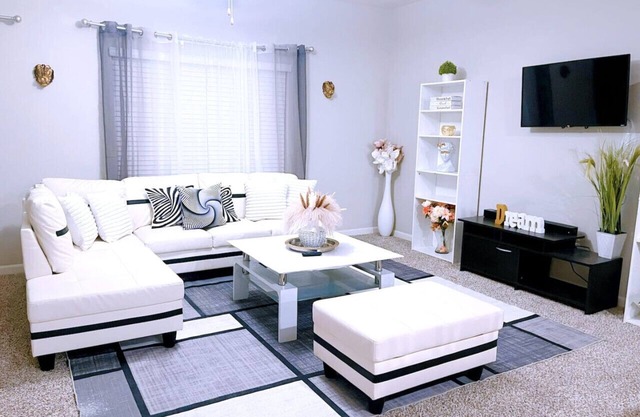 443) Massive 4 bedroom with community pool!