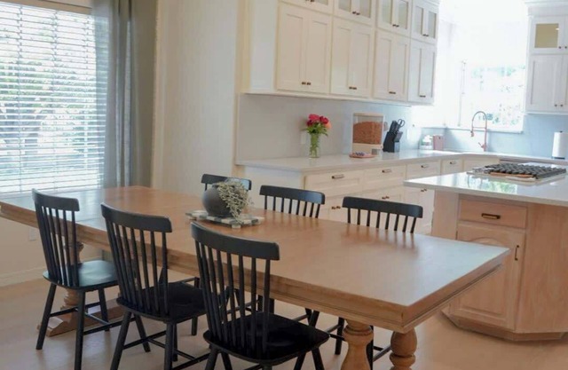 4Bd/2.5ba Movie Room Pool table bathtub, 3 Car Gar