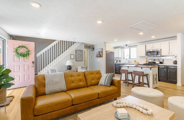 4bd, 2 bath btw Denver & Boulder with gated yard, games, trails & mtn views