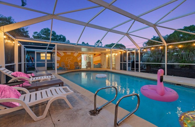 4bd/2br Tiki Bar, King bed, & Pool. amenities galore!n
