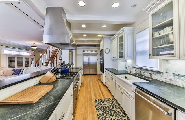 4BD/4BA. Ocean views & garage parking. Beach & Bike path. Walk to Restaurants.