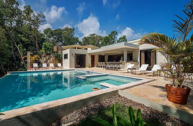 4BD villa in gated complex, private pool, WiFi/cable TV/BBQ, guest-friendly