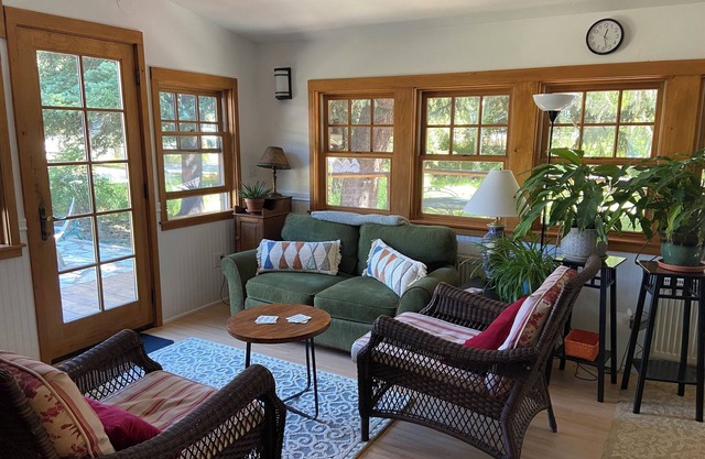 4bdrm 3ba Ski House sleeps 8 comfortably. On the Village Road to JHMR.