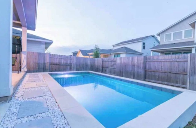4BR/3.5BH Private Pool: 5M Airport, F1 & 2-Story