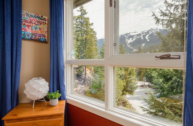 4BR | Blueberry Hill Estates | Mountain View | King Bed | Fireplace | Balcony w/BBQ