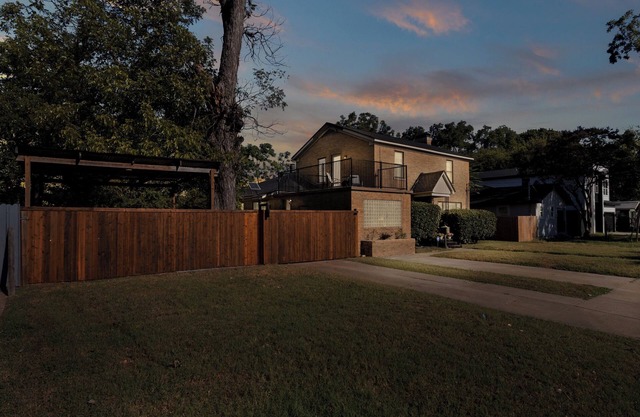 4BR Historic Home 3Fireplaces/Rocking Chairs near Dtown Fair Pk Conv Ctr DEllum