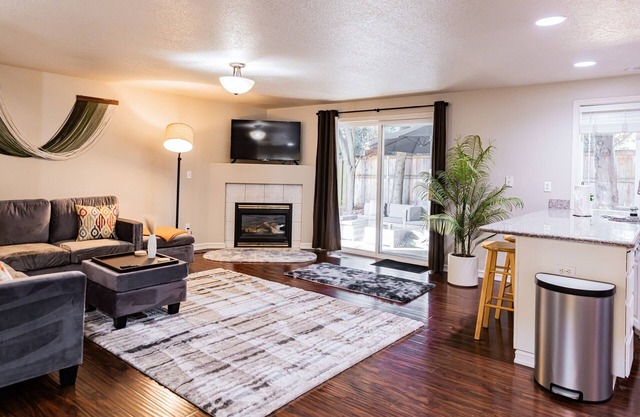 4BR-Hot tub w/Indoor fireplace+BBQ-Outdoor dining-Waterfront park+W/D-300+MBWifi