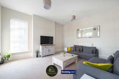 4BR House by Townhouse Stays, Short Lets & Serviced Accommodation in Colchester with Garden, Free Parking & WiFi