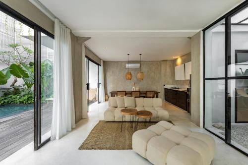 4BR Luxe Pool Villa-canggu near Finns-Wifi,Parking