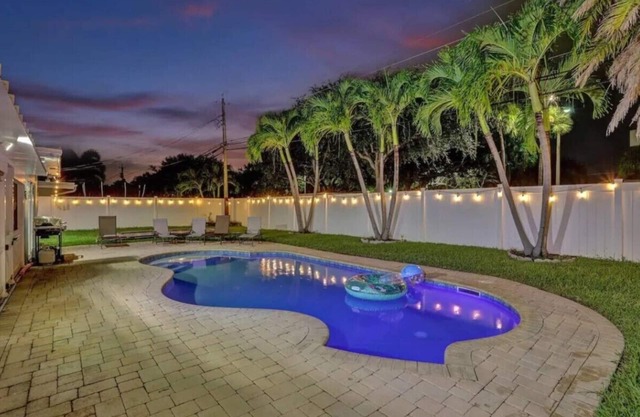 4BR Modern HTD Pool Jacuzzi 1.5 Miles to the Beach