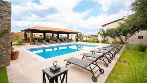 4BR Oasis with Pool & Gym at Nueva Escondida