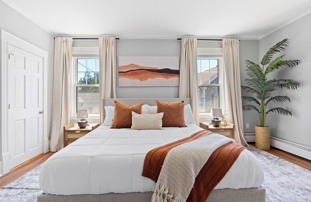 4BR Retreat King Bed Walk or Ride to Downtown Salem Free Parking & Laundry