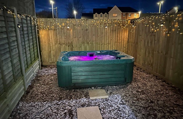 4BR(Sleeps 8)3BathR Hot Tub, WiFi, TVs in 4 Rooms, 3min walk Kingsholm Stadium