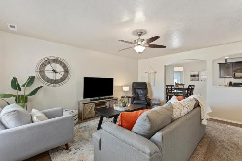 4br Sleeps 9 Near Topgolf, Parks Wahooz Fun