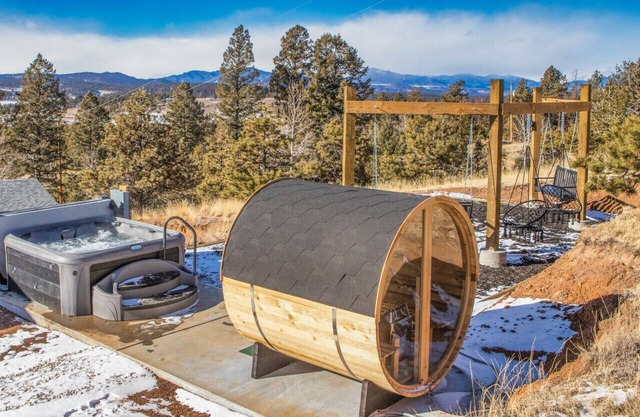 4BR w/Hot Tub, Sauna, Arcade, Mountain Views