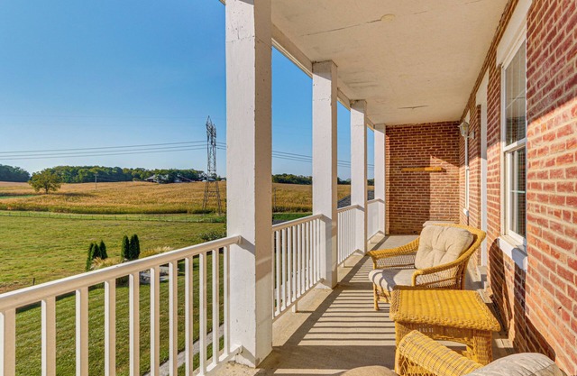 5,000 Sq Ft Antebellum Farmhouse 3 Mi to Antietam!