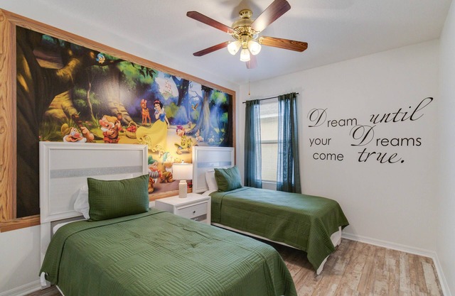 5/3 Pool home located in Sunset Ridge Community!