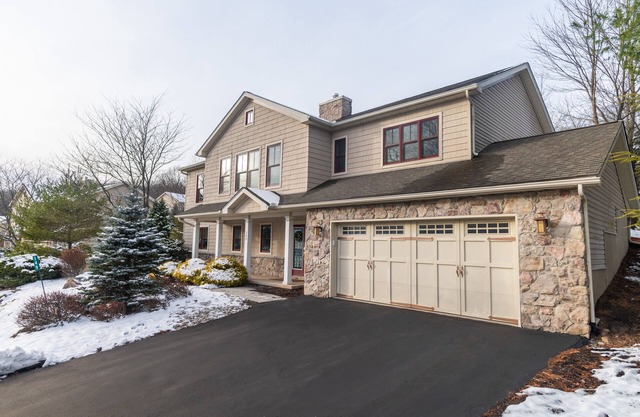 5 Bd Rm, private hot tub. Minutes to the slopes-JF and BB! Make great memories!