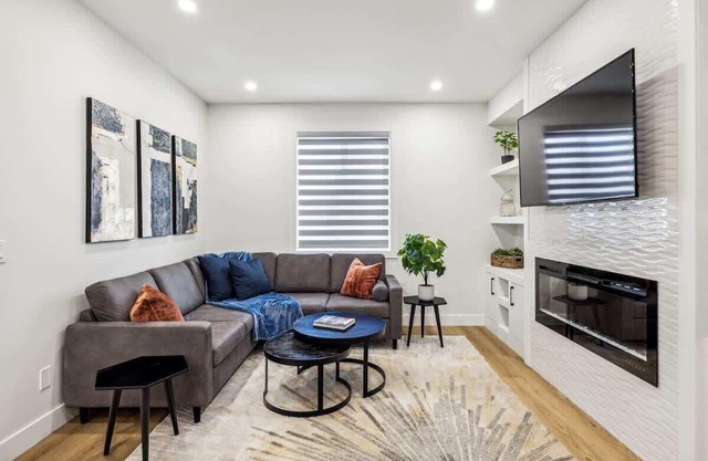 5 BDRM, 3 King Beds, Two Suites-Perfect Group Stay