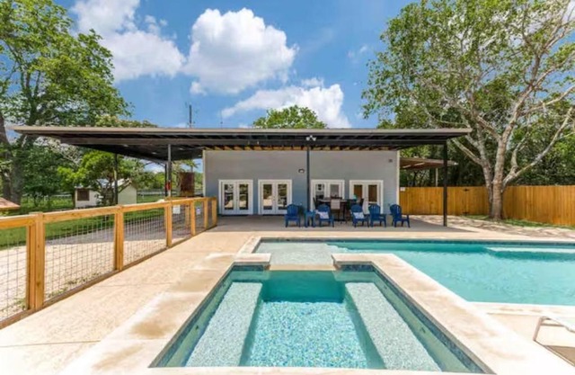 5 BDRM Home on 2 Acres Mins To Wineries Private Heated Pool and Hot Tub