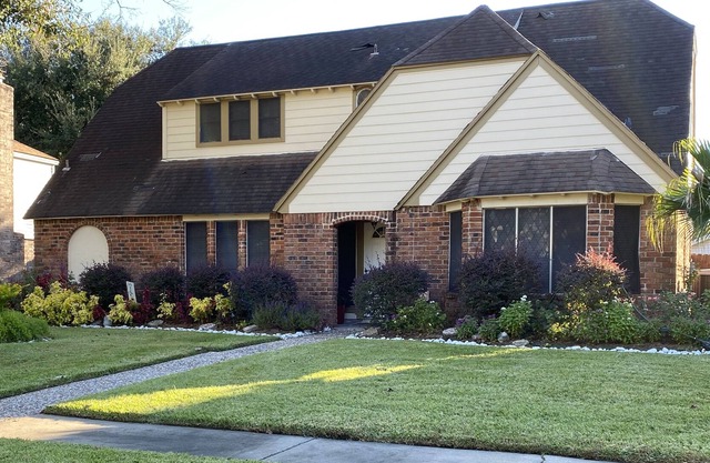 5 Bed 3 bath house in a quiet neighborhood.