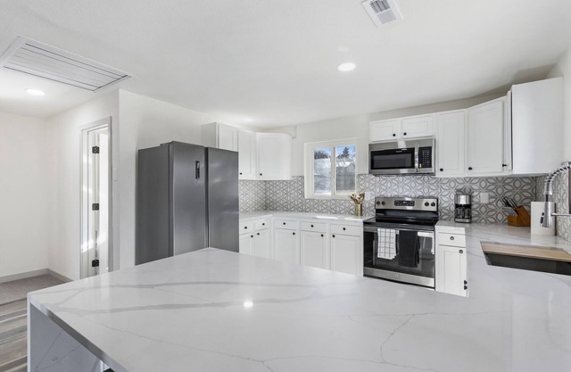 5 Bed Home on Awesome Park - Food and Starbucks close by!
