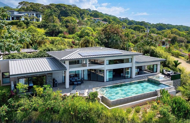 5 Bedroom, 4 Bathroom House Dominicalito Bay