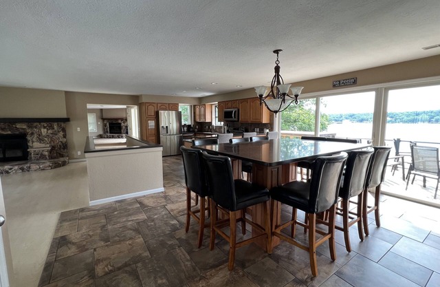 5 Bedroom, 4000 Sqft House Walking Distance To H Toad and Shady Gators