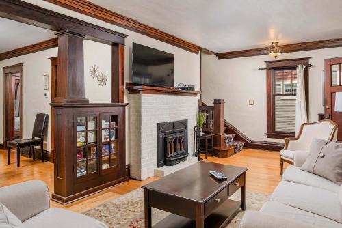 5 Bedroom Family Home - UWSP Walkable