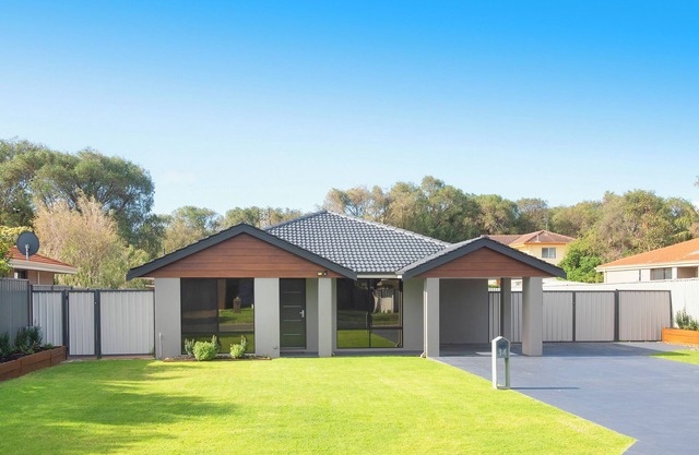 5 Bedroom home meters from the beach