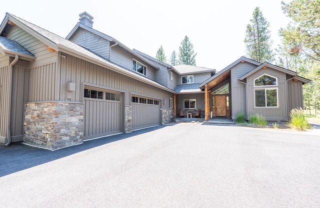 5 bedroom home w/private hot tub, shared pool and gourmet kitchen