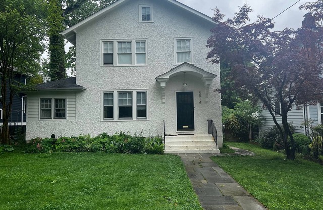 5 bedroom home with clean lines, open layout , great light and modern finishes.