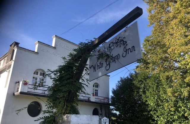 5 Bedroom house w/pool, living room, kitchen. Family and Pet friendly!