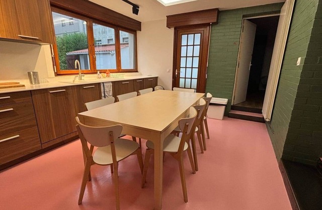 5-bedroom house with free parking