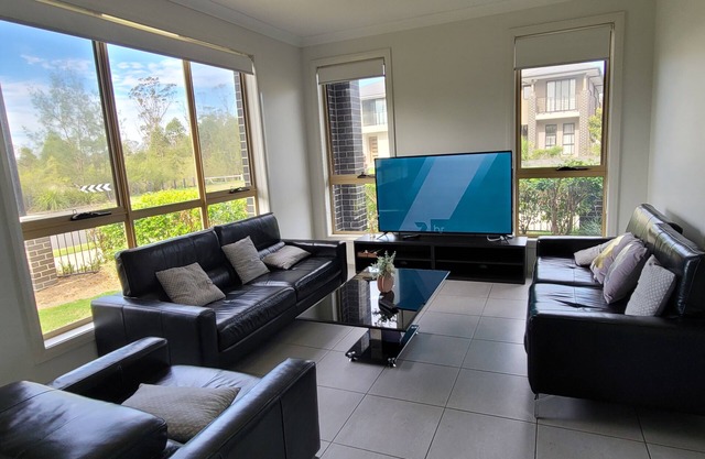5 bedroom luxurious house in heart of Marsden Park