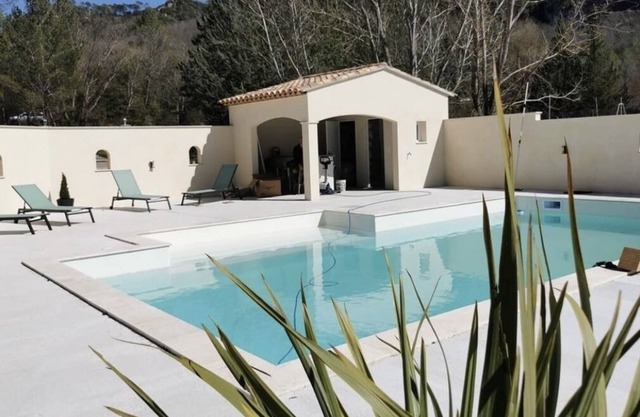 5 bedroom villa, 2 hectares, swimming pool, river