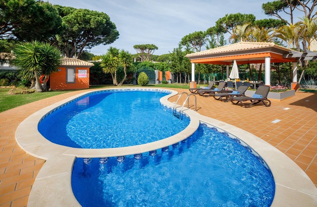5 bedroom Villa Tenazinha III, Swimming Pool, Private Garden, BBQ and Pool Table