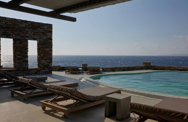 5 bedroom villa with pool ,sunset views, direct access to the sea
