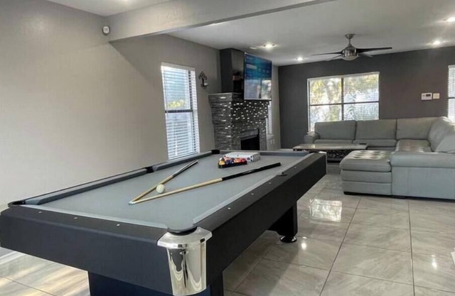 5 Beds Evans/Bulverde Pool table fenced near JW