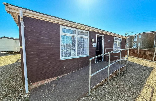 5 berth dog friendly lodge in Hunstanton by the beach ref 13015RN