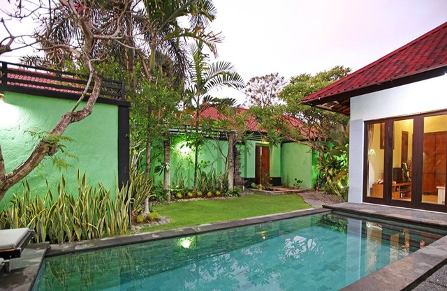 5 BR, 2 Villas SidebySide, 2 Pools, Staf