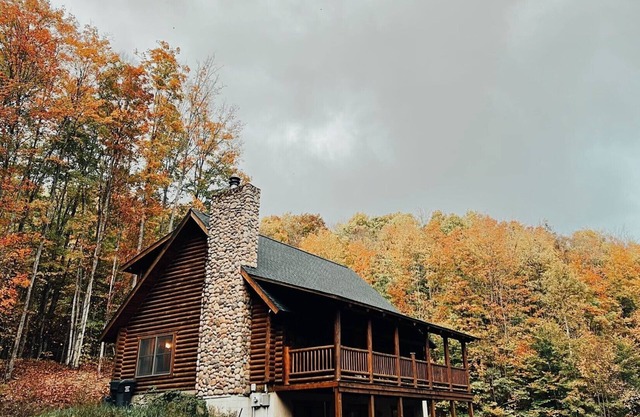 5 BR log cabin - Hot Tub - 40 private acres - Hiking trails