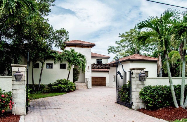 5 BR SIESTA KEY SPA GETAWAY WITH GOLF SIMULATOR, TURFED YARD, AND MANCAVE.