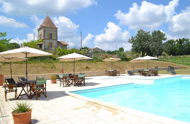 5 charming cottages with large swimming pool