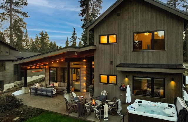 5 King Beds on Golf Course with a VIEW 0.6 mile walk to Winery!