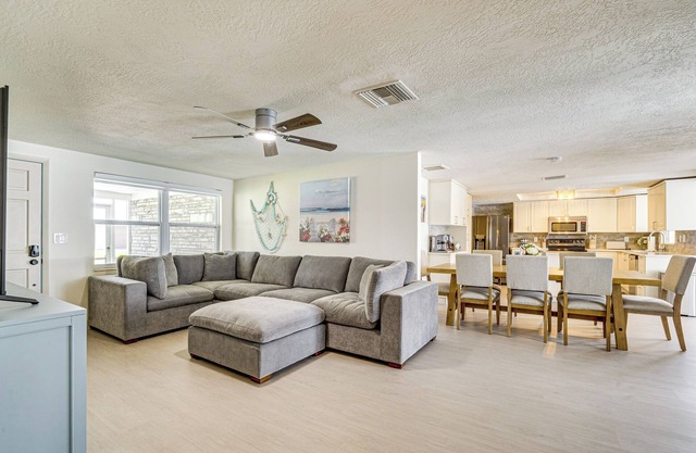 5 Mi to Beach: Home w/Pool in Holiday!